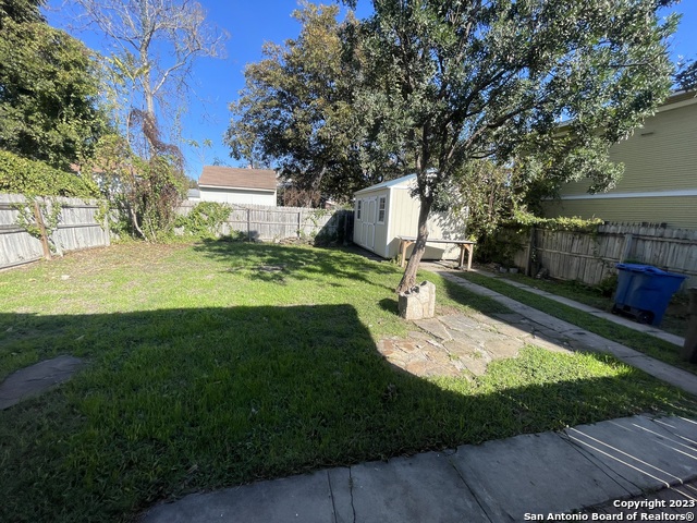 Image 12 of 13 For 840 Guenther St E