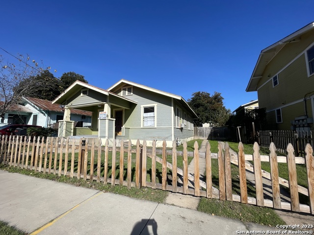 Image 2 of 13 For 840 Guenther St E