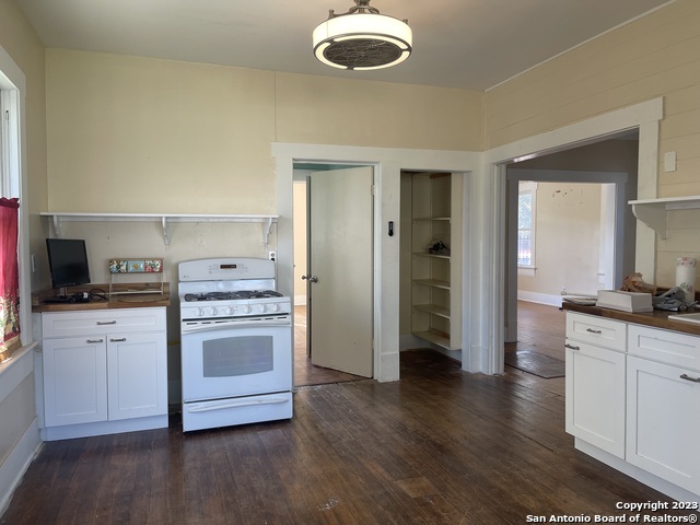 Image 8 of 13 For 840 Guenther St E