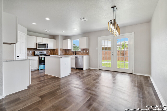 Listing photo id 4 for 6923 Dashmoor Creek