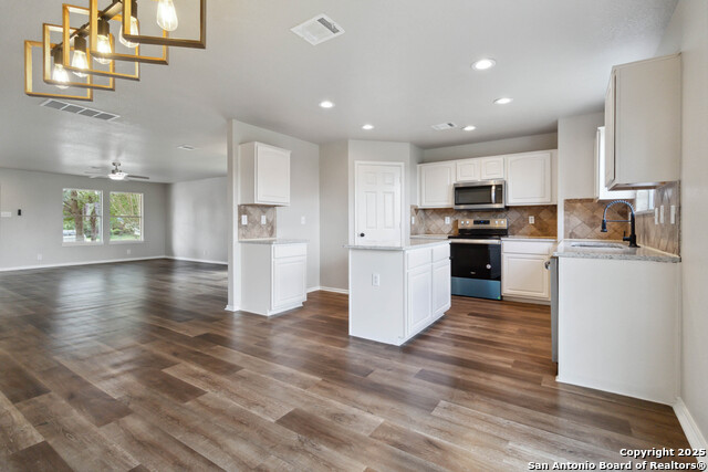 Listing photo id 5 for 6923 Dashmoor Creek