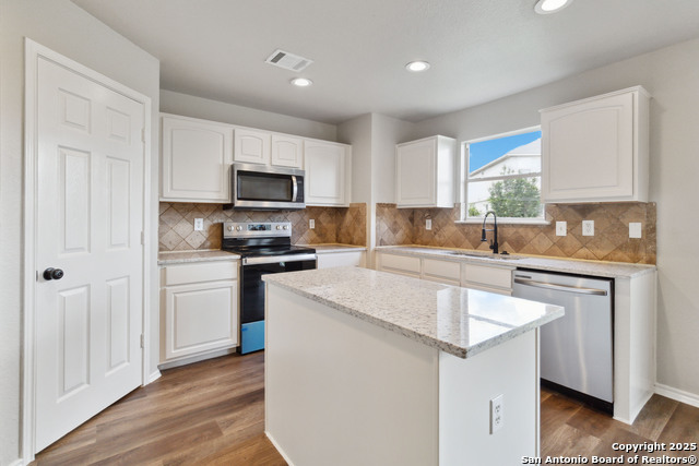 Listing photo id 7 for 6923 Dashmoor Creek