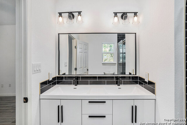 Listing photo id 8 for 1615 Guadalupe N