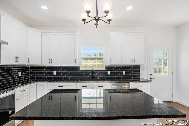 Listing photo id 16 for 1615 Guadalupe N