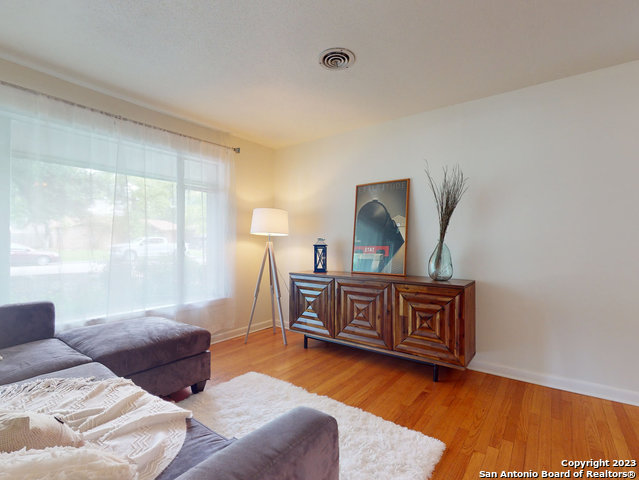 Image 4 of 32 For 643 Brightwood Pl