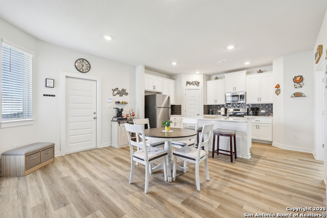 Listing photo id 5 for 306 Banff  