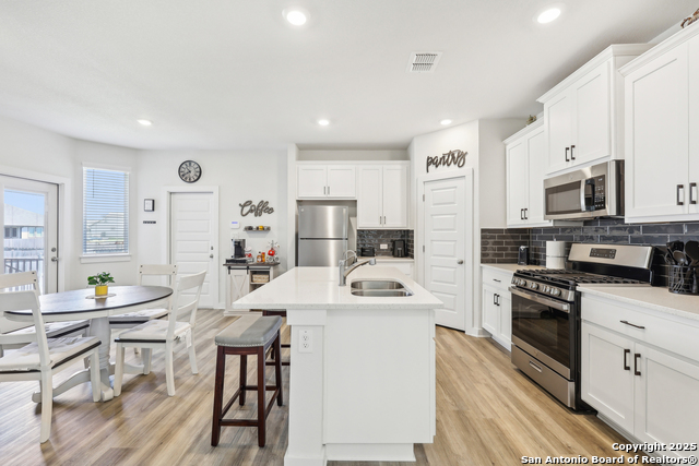 Listing photo id 7 for 306 Banff  