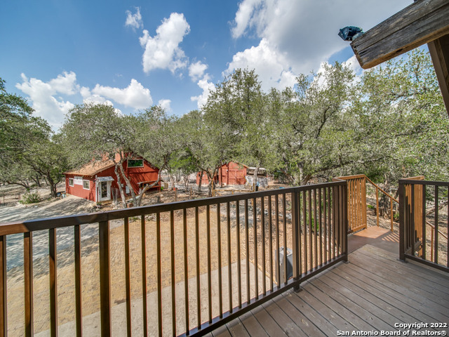 Listing photo id 11 for 3772 Spring Branch Rd