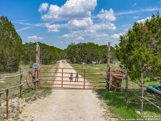 Listing photo id 17 for 3772 Spring Branch Rd
