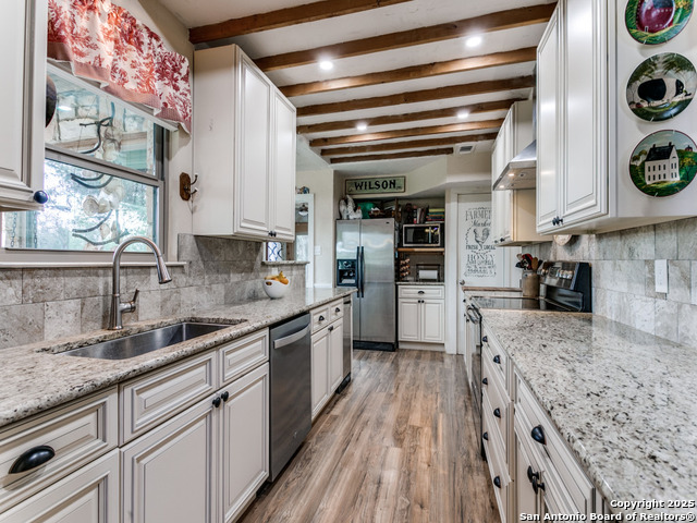 Listing photo id 2 for 3772 Spring Branch Rd
