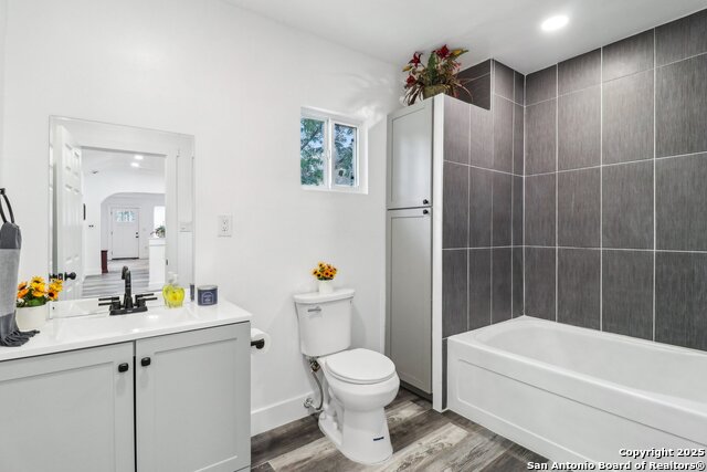 Image 18 of 23 For 2120 San Fernando