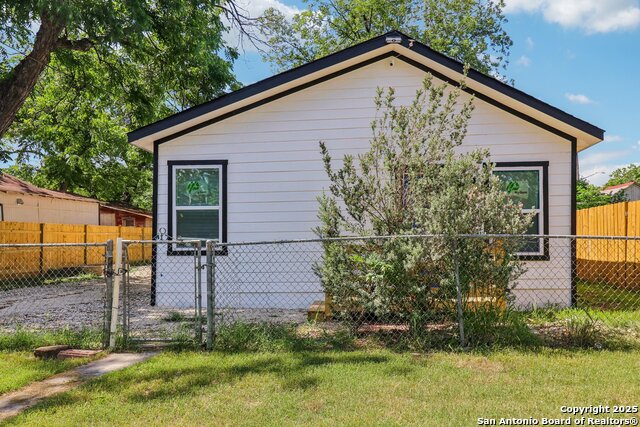 Image 3 of 23 For 2120 San Fernando