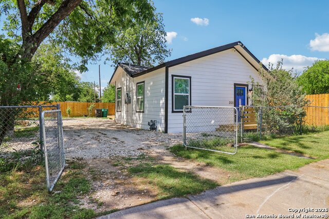 Image 4 of 23 For 2120 San Fernando
