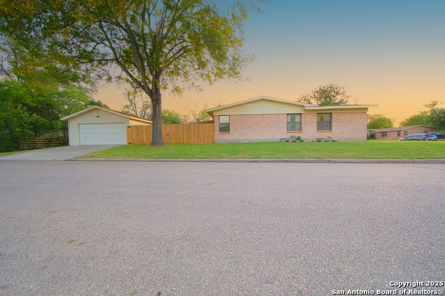 Image 2 of 36 For 4722 Creekmoor