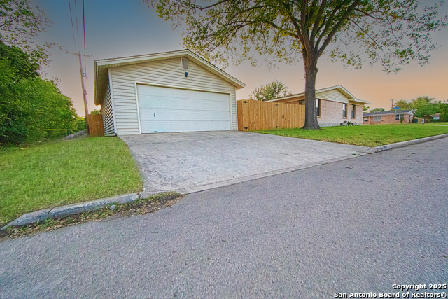 Image 3 of 36 For 4722 Creekmoor