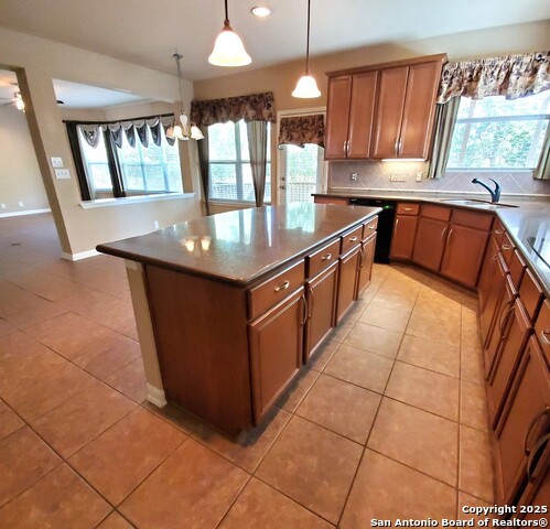 Image 4 of 28 For 310 Royal Troon Dr