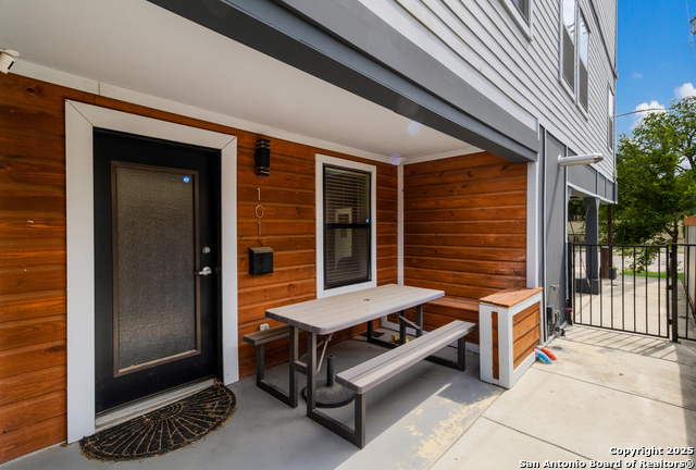 Listing photo id 1 for 225 Pine S 101