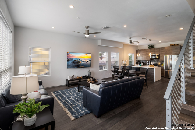 Listing photo id 3 for 225 Pine S 101