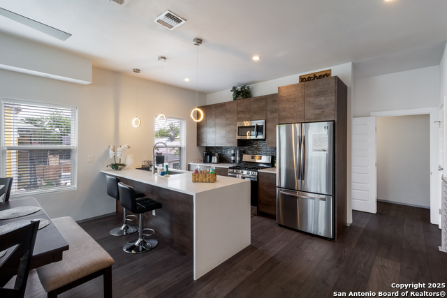 Listing photo id 6 for 225 Pine S 101