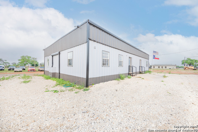 Listing photo id 1 for 3215 Zanderson