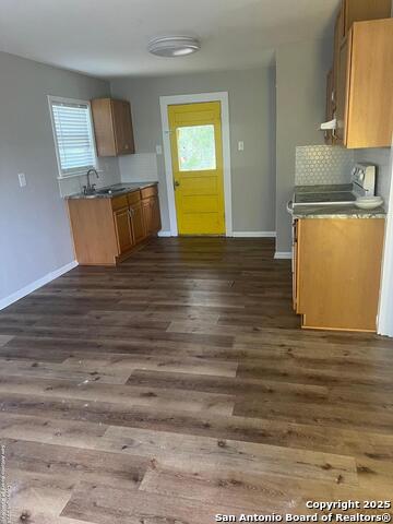 Image 3 of 9 For 1519 Southcross Blvd E 1