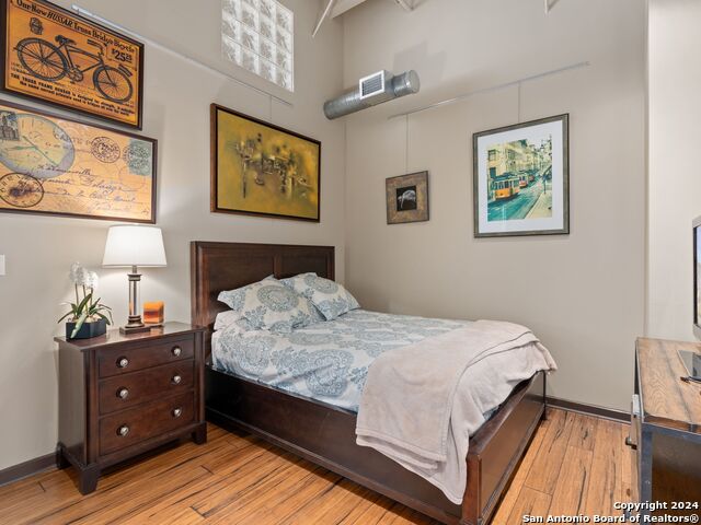 Image 11 of 33 For 1339 Flores St S 103