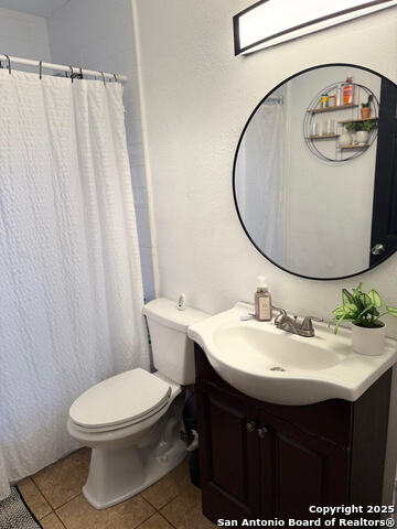 Listing photo id 13 for 2902 Christian Dr