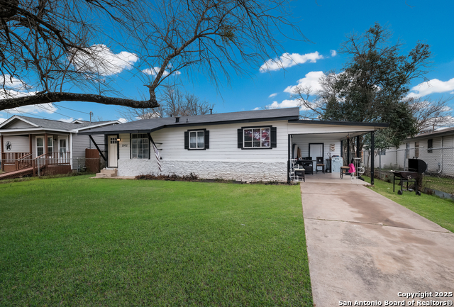 Listing photo id 0 for 2902 Christian Dr
