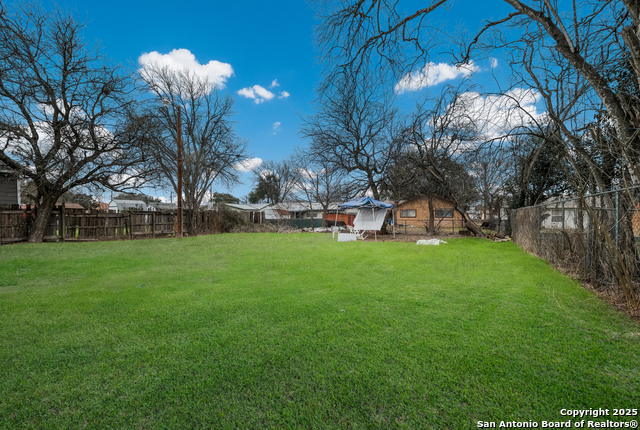 Listing photo id 19 for 2902 Christian Dr