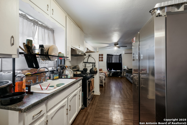 Listing photo id 5 for 2902 Christian Dr