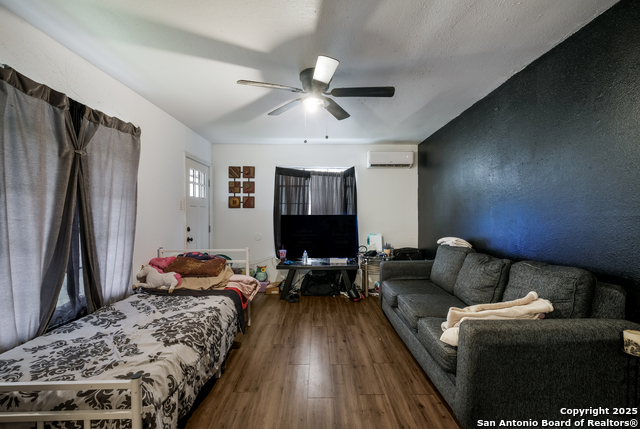 Listing photo id 7 for 2902 Christian Dr