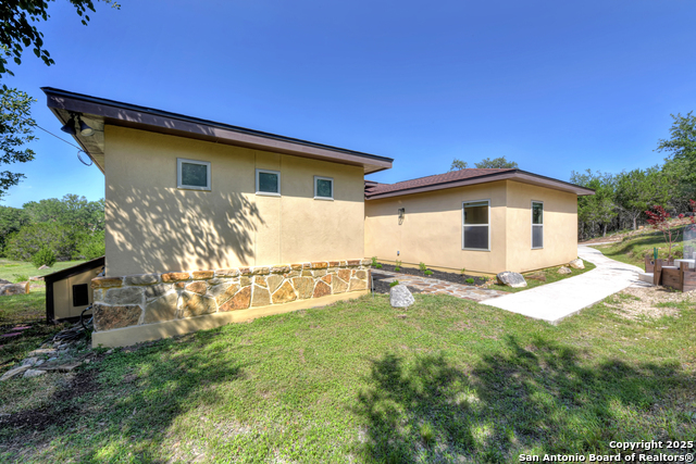 Image 4 of 43 For 211 Comal Run