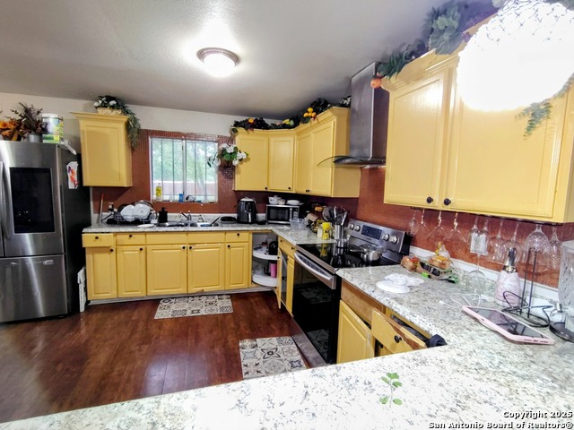 Listing photo id 2 for 23114 Hickory Shadow