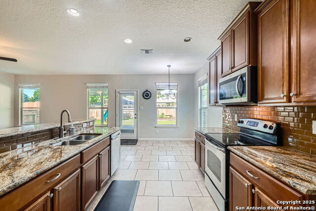 Listing photo id 7 for 2086 Castleberry Ridge