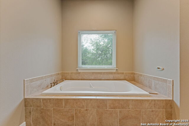 Image 22 of 30 For 23 Fonthill Way