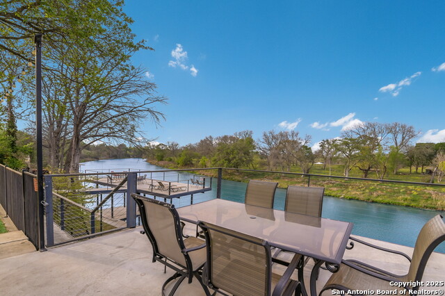 Listing photo id 3 for 315 Klein E