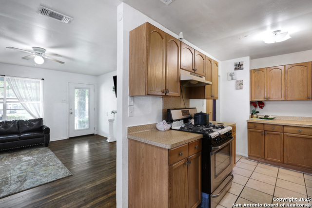 Listing photo id 8 for 2823 Tillie Dr