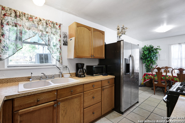 Listing photo id 10 for 2823 Tillie Dr