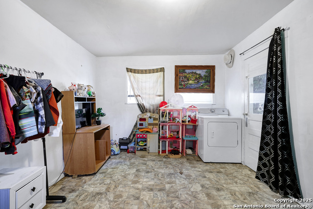 Listing photo id 15 for 2823 Tillie Dr