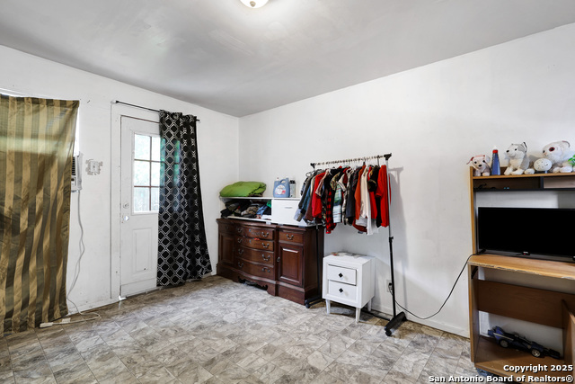 Listing photo id 16 for 2823 Tillie Dr