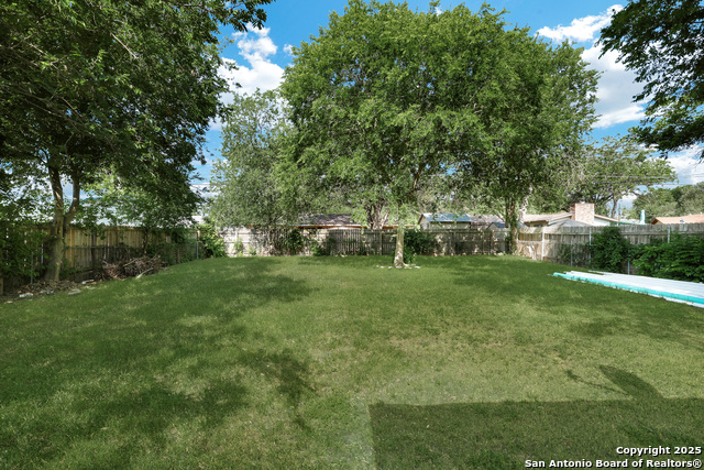 Listing photo id 17 for 2823 Tillie Dr