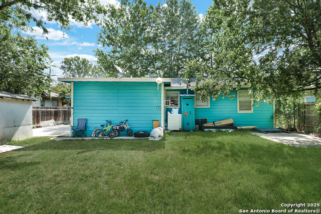 Listing photo id 18 for 2823 Tillie Dr