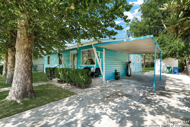 Listing photo id 2 for 2823 Tillie Dr