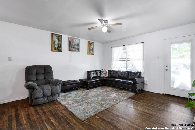 Listing photo id 3 for 2823 Tillie Dr
