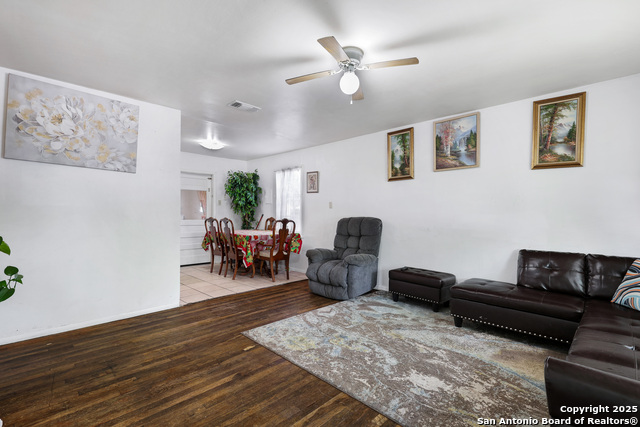 Listing photo id 4 for 2823 Tillie Dr