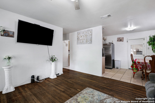 Listing photo id 5 for 2823 Tillie Dr