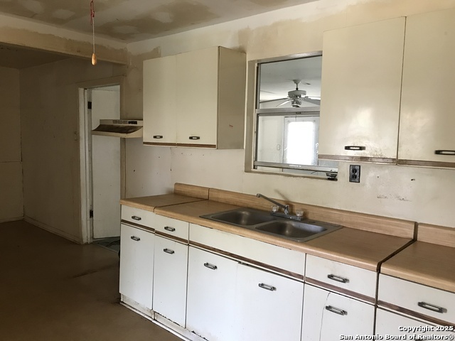 Image 6 of 10 For 118 Garcia St. S