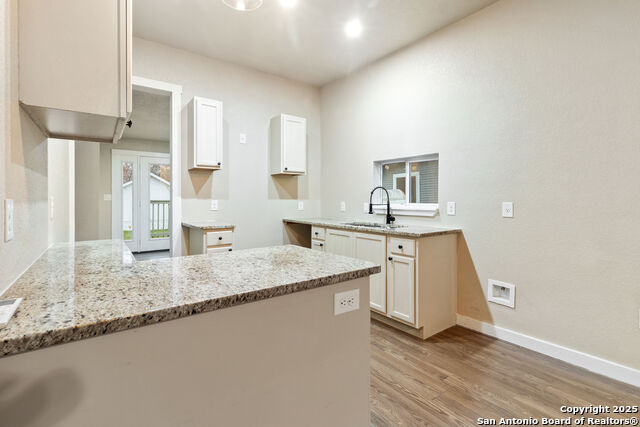 Image 4 of 15 For 1010 W Lynwood