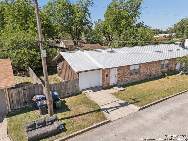 Listing photo id 13 for 802 Durr