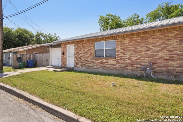 Listing photo id 0 for 802 Durr